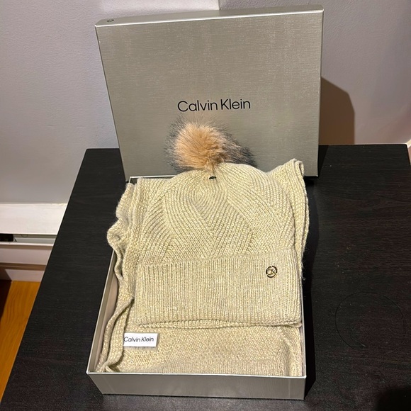 Cute Hat & scarf 🧣 - Picture 1 of 6